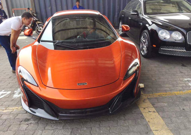 Chiếc si&ecirc;u xe McLaren 650S Spider nguy&ecirc;n bản c&oacute; m&agrave;u sơn cam sẫm Volcano Orange Elite