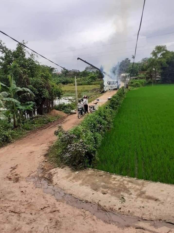 Kh&oacute;i bốc l&ecirc;n nghi ng&uacute;t từ chiếc xe cẩu