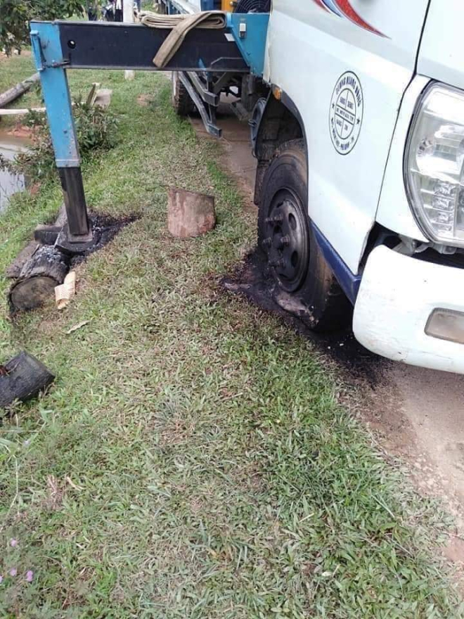 Một b&ecirc;n b&aacute;nh của chiếc xe cẩu bị ch&aacute;y s&eacute;m v&agrave; nổ lốp