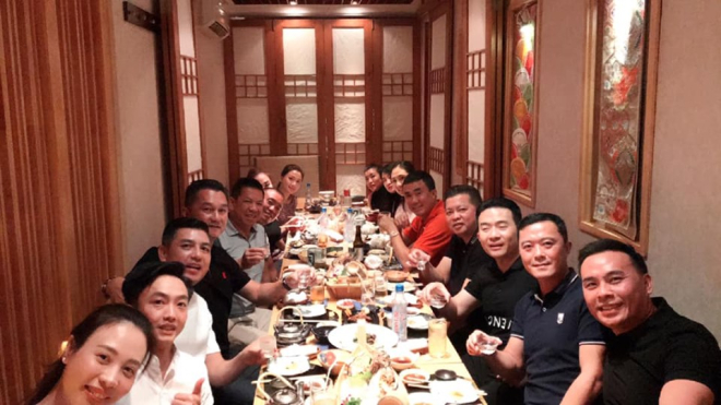 Cường Cường Đô-la và vợ cùng các thành viên đoàn Gia Lai Team trong buổi gặp gỡ vào tối qua