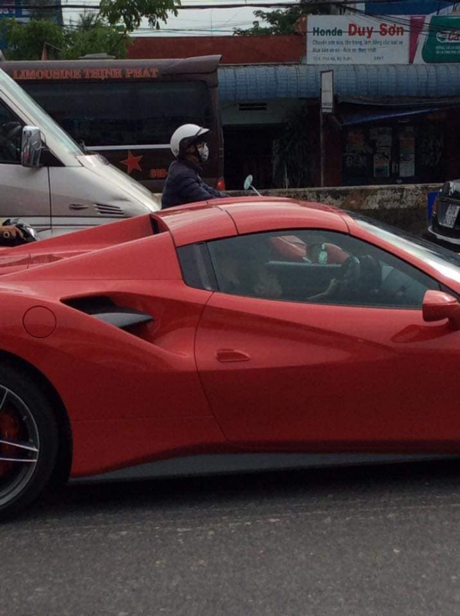 Để c&ugrave;ng vợ vi vu tr&ecirc;n đường phố với si&ecirc;u xe Ferrari 488 Spider m&agrave;u đỏ mới tậu