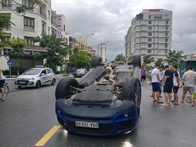 Chiếc Porsche Macan S gặp nạn khiến xe lật ngửa