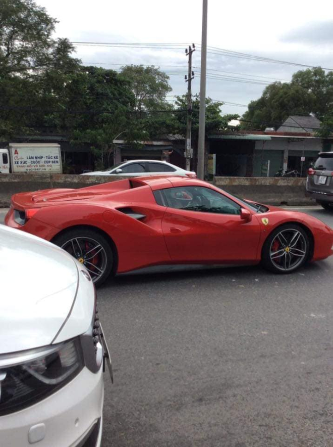 Si&ecirc;u xe Ferrari 488 Spider hộ tống Cường Đ&ocirc;-la v&agrave; vợ di chuyển từ Vũng T&agrave;u về lại S&agrave;i th&agrave;nh