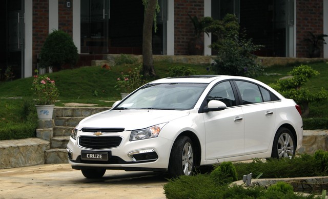 Chevrolet Cruze mang lại sự đầm chắc khi vận h&agrave;nh v&agrave; chất cơ bắp Mỹ.