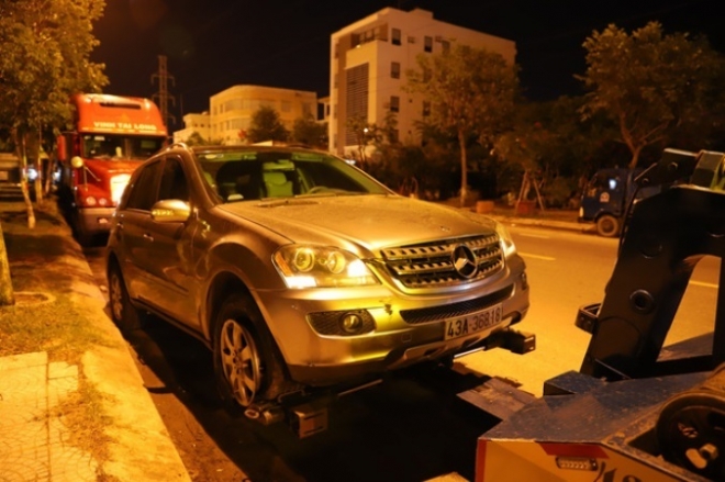Chiếc SUV hạng sang Mercedes-Benz được đưa về trụ sở c&ocirc;ng an