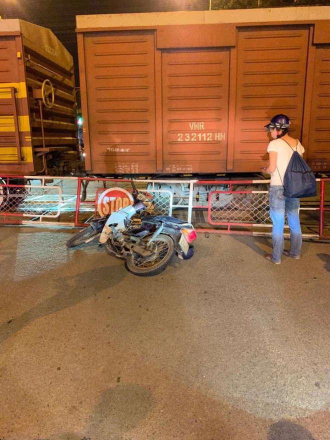 Chiếc xe m&aacute;y của nạn nh&acirc;n tại hiện trường vụ tai nạn