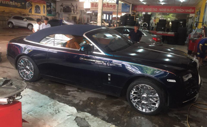 Chiếc Rolls-Royce Dawn mui trần độc nhất Việt Nam l&uacute;c c&ograve;n sở hữu m&acirc;m Forgiato v&agrave; nắp cap&ocirc; nguy&ecirc;n bản m&agrave;u xanh