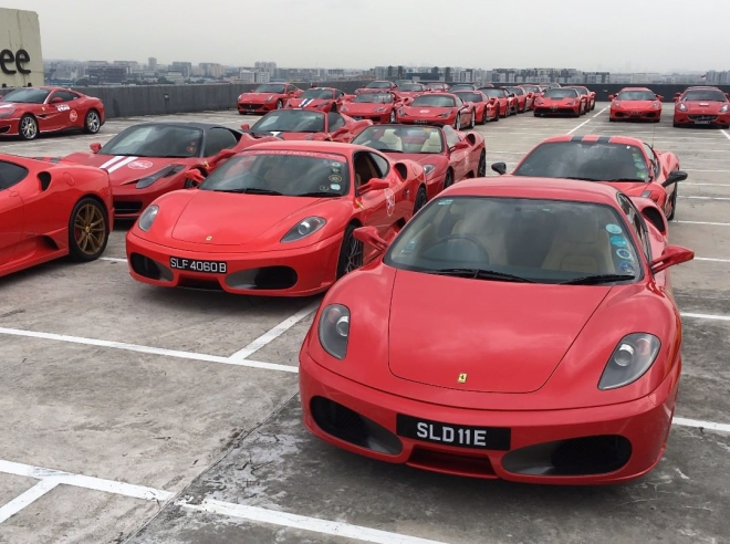 2 chiếc Ferrari F430 tiêu chuẩn và góc ngoài cùng bên trái là Ferrari 430 Scuderia 2 chiếc Ferrari F430 tiêu chuẩn và góc ngoài cùng bên trái là Ferrari 430 Scuderia