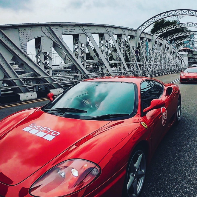 Những chiếc siêu xe Ferrari bắt đầu di chuyển theo đoàn Những chiếc siêu xe Ferrari bắt đầu di chuyển theo đoàn