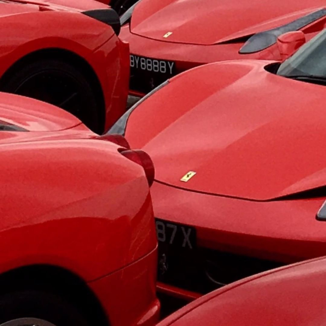 Quá đông siêu xe Ferrari tham dự nên một số chiếc phải đỗ sát nhau Quá đông siêu xe Ferrari tham dự nên một số chiếc phải đỗ sát nhau