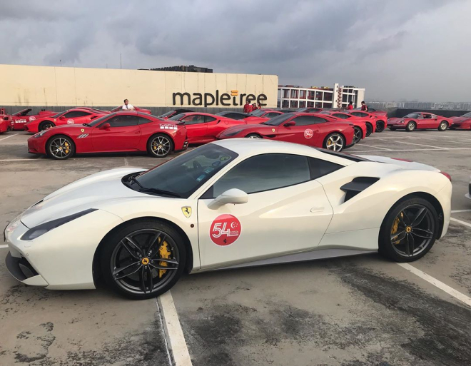 Một chiếc Ferrari 488 GTB màu trắng bên dàn siêu xe Ferrari màu đỏ Một chiếc Ferrari 488 GTB màu trắng bên dàn siêu xe Ferrari màu đỏ