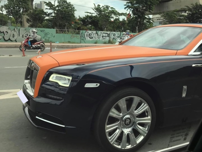 Hiện tại chiếc Rolls-Royce Dawn đ&atilde; lắp m&acirc;m zin