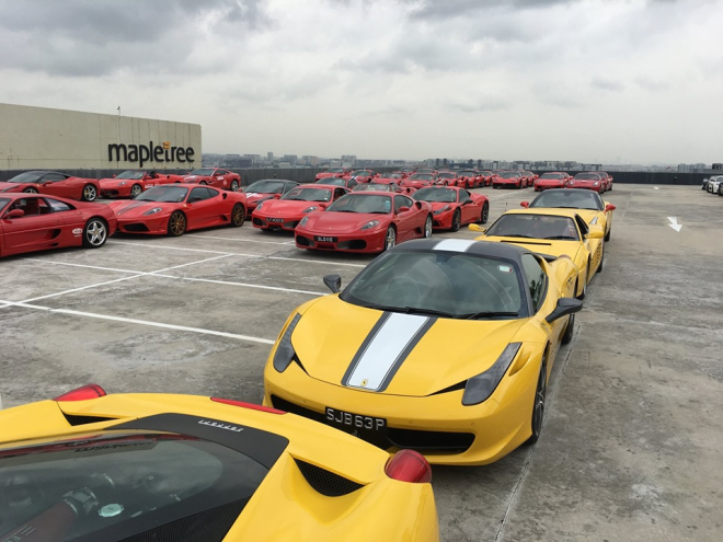 Những chiếc Ferrari màu vàng xếp hàng dài cùng nhau Những chiếc Ferrari màu vàng xếp hàng dài cùng nhau