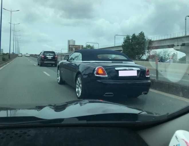 Chỉ c&oacute; đ&uacute;ng một chiếc Rolls-Royce Dawn được đưa về nước