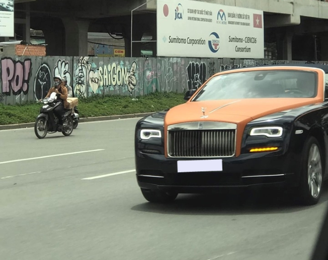 Phần nắp cap&ocirc; của xe được d&aacute;n đề-can m&agrave;u cam