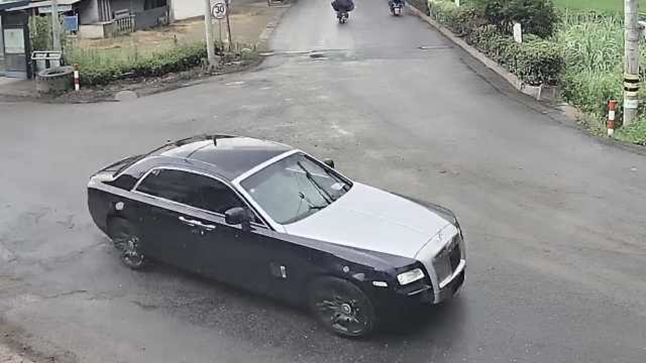 Chiếc Rolls-Royce Ghost bị Xiao Wang v&agrave; 2 đồng phạm l&ecirc;n kịch bản cướp xe