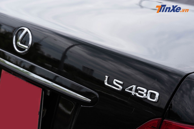 Logo LS 430 có những con ốc bắt giữ vị trí vừa “thô” vừa “cổ điển” Logo LS 430 có những con ốc bắt giữ vị trí vừa “thô” vừa “cổ điển”