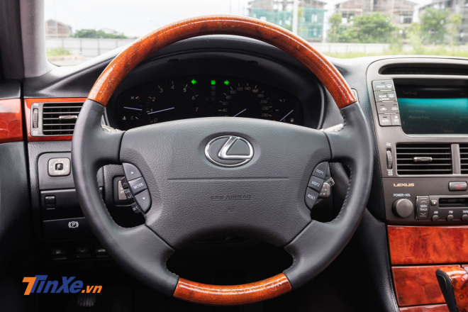 Vô lăng 4 chấu cũng được bọc da và ốp gỗ Shimamoku Vô lăng 4 chấu cũng được bọc da và ốp gỗ Shimamoku
