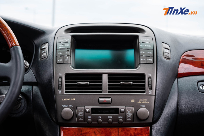 Với một mẫu xe cách đây hơn 10 năm, đầu đọc đĩa 6 CD và loa Mark Levinson chính là hàng hiệu đắt giá Với một mẫu xe cách đây hơn 10 năm, đầu đọc đĩa 6 CD và loa Mark Levinson chính là hàng hiệu đắt giá