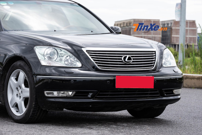 Điểm đáng chú ý ở khu vực đầu xe chính là sự xuất hiện của 6 cảm biến va chạm Điểm đáng chú ý ở khu vực đầu xe chính là sự xuất hiện của 6 cảm biến va chạm
