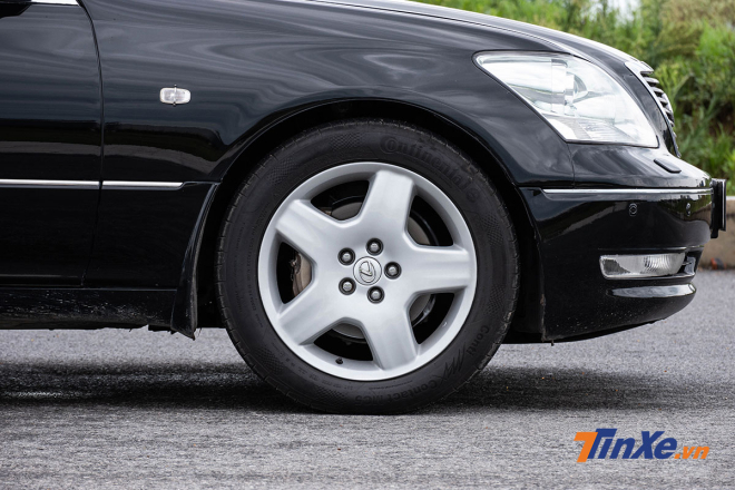 Lexus LS 430 2006 sở hữu bộ mâm hợp kim 5 chấu lớn kích cỡ 18 inch khá thể thao Lexus LS 430 2006 sở hữu bộ mâm hợp kim 5 chấu lớn kích cỡ 18 inch khá thể thao