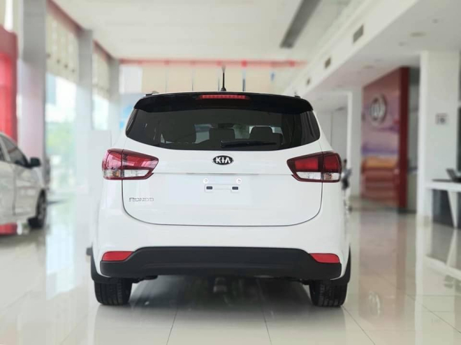 Ngoại thất của phi&ecirc;n bản Standard MT của Kia Rondo kh&ocirc;ng c&oacute; nhiều thay đổi chỉ trừ miếng ốp bạc ở đầu v&agrave; đu&ocirc;i xe bị loại bỏ, m&acirc;m hợp kim l&agrave; loại 17 inch