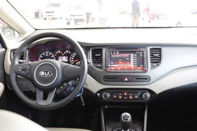 Kh&aacute;c với ngoại thất, nội thất của Kia Rondo Standard MT mất đi kh&aacute; nhiều trang bị