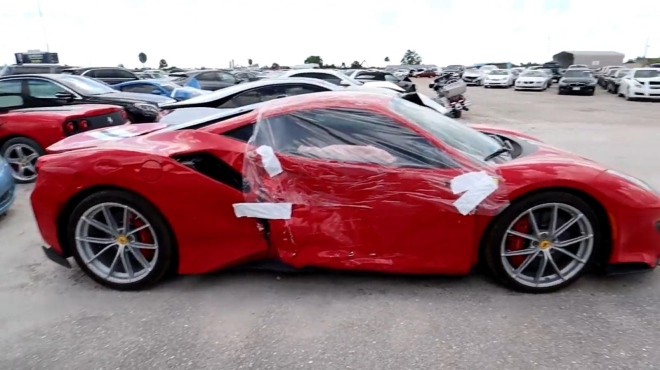Chiếc Ferrari 488 Pista 2019 bị bẹp d&uacute;m sườn xe