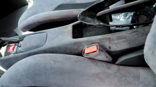 Những vết bẩn b&aacute;m trong nội thất của chiếc Ferrari 488 Pista 2019