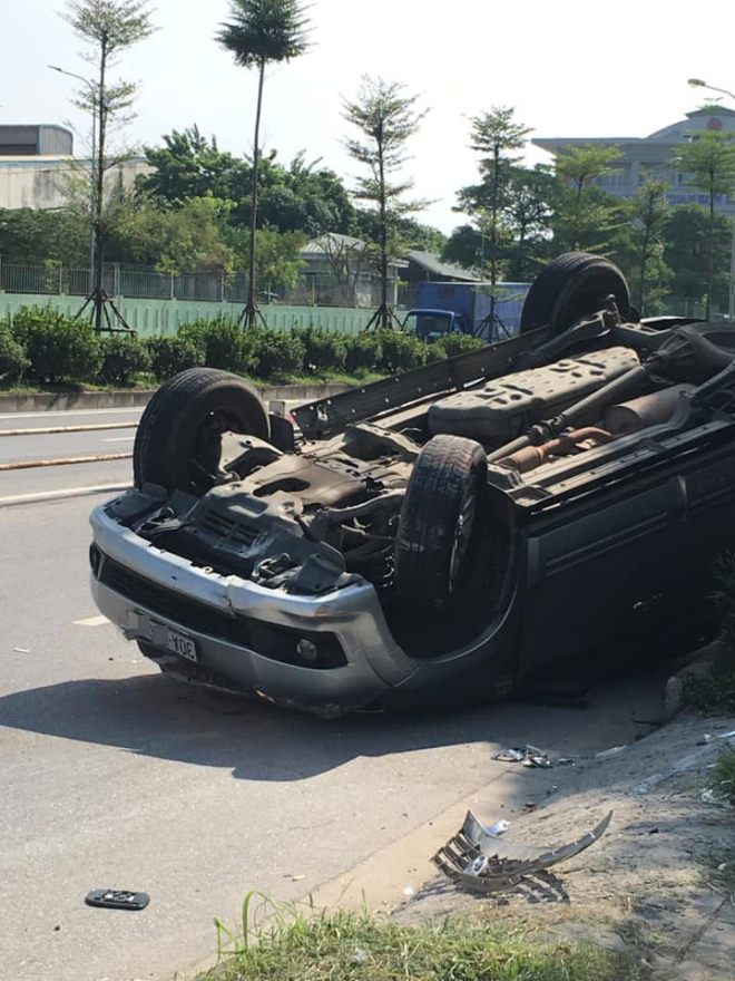 Chiếc Toyota Fortuner lật ngửa b&ecirc;n lề đường