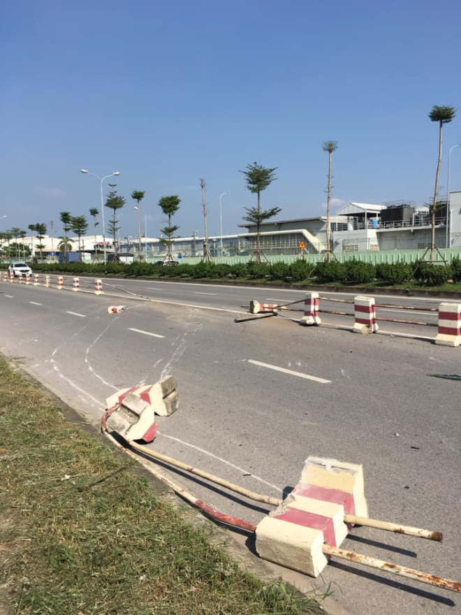 Một đoạn dải ph&acirc;n c&aacute;ch d&agrave;i bị g&atilde;y sau vụ tai nạn
