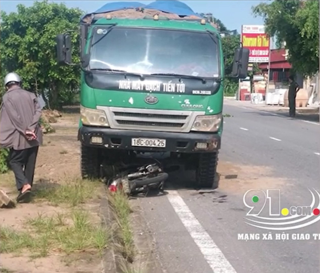 Xe m&aacute;y của nạn nh&acirc;n bị &ocirc; t&ocirc; tải cuốn v&agrave;o gầm