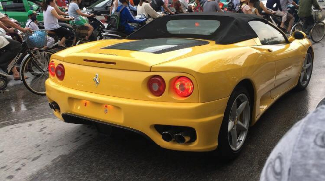 Ferrari 360 Spider l&uacute;c c&ograve;n tr&ecirc;n đường phố Hải Ph&ograve;ng