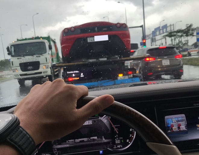 Chiếc Ferrari 430 Scuderia vẫn mang m&agrave;u sơn đỏ