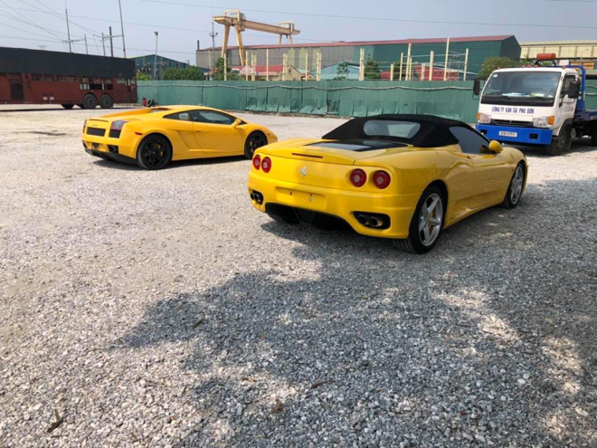 Lamborghini Gallardo v&agrave; Ferrari 360 Spider t&ocirc;ng xuyệt t&ocirc;ng m&agrave;u v&agrave;ng xuất hiện ở một b&atilde;i xe chuẩn bị v&agrave;o S&agrave;i th&agrave;nh