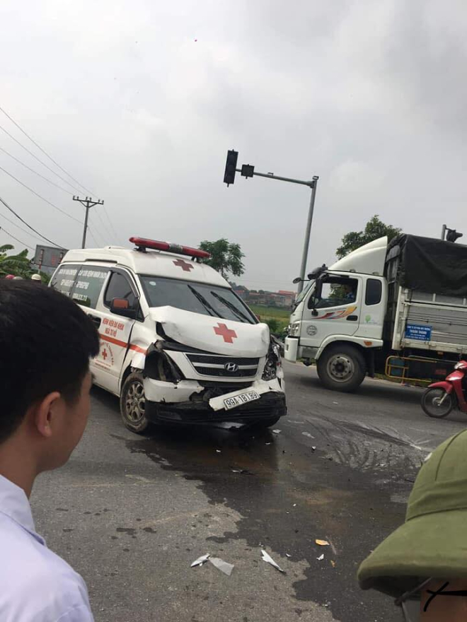 Chiếc xe cứu thương bị bẹp d&uacute;m phần đầu xe