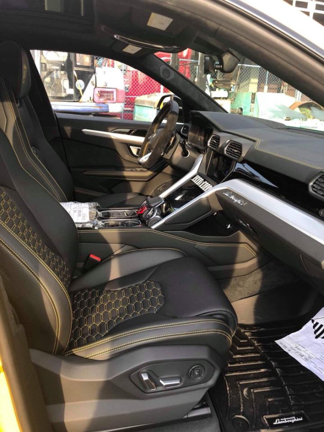 Nội thất Lamborghini Urus thứ 3 ở Việt Nam c&oacute; ghế ngồi bọc da m&agrave;u đen với c&aacute;c đường chỉ may m&agrave;u v&agrave;ng