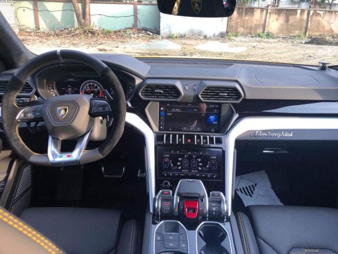 Cận cảnh khoang l&aacute;i si&ecirc;u SUV Lamborghini Urus của Chủ tịch Trung Nguy&ecirc;n