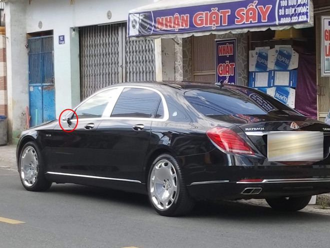 Mercedes-Maybach S600 bị kẻ gian vặt gương khi đỗ tr&ecirc;n đường phố ở Thủ Đức