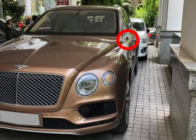 SUV si&ecirc;u sang Bentley Bentayga hơn 23 tỷ đồng bị kẻ gian vặt gương tại H&agrave; Nội