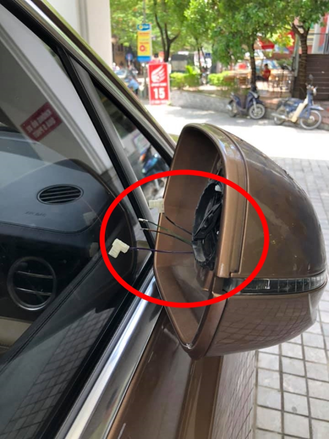 Ph&iacute;a c&ograve;n lại chỉ bị vặt mặt gương