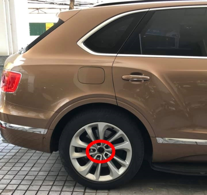 V&agrave; ph&iacute;a sau ở c&ugrave;ng một b&ecirc;n của chiếc SUV si&ecirc;u sang Bentley Bentayga bị kẻ gian vặt logo m&acirc;m