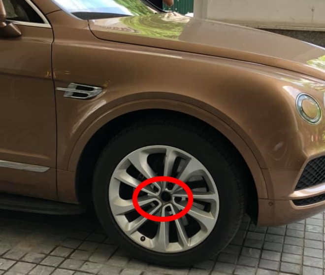 B&aacute;nh xe ph&iacute;a trước của chiếc Bentley Bentayga