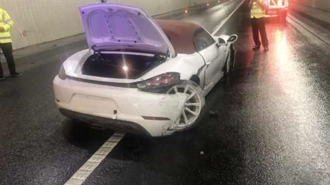 Chiếc xe thể thao Porsche 718 Boxster m&agrave;u trắng tại hiện trường vụ tai nạn