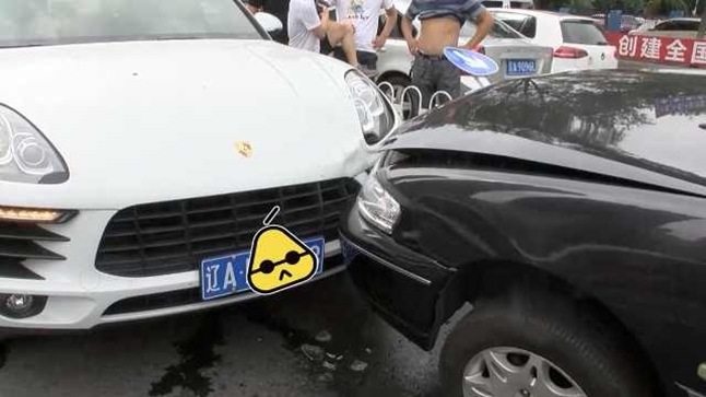 Hiện trường vụ tai nạn của Porsche Macan v&agrave; một chiếc &ocirc; t&ocirc; ngay ng&atilde; tư