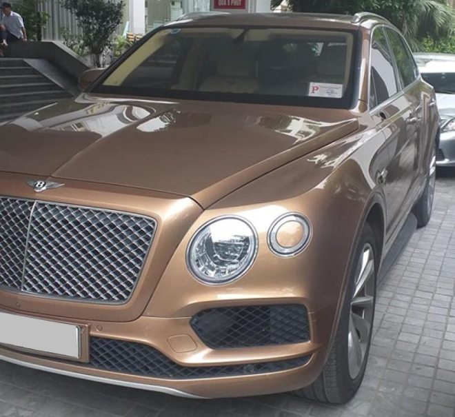SUV si&ecirc;u sang Bentley Bentayga hơn 23 tỷ đồng bị kẻ gian vặt gương