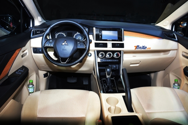 Khoang l&aacute;i xe Mitsubishi Xpander