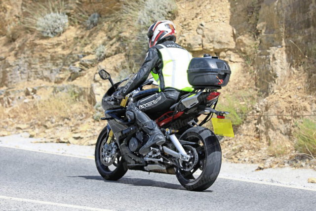 Daytona 765 nh&igrave;n từ ph&iacute;a sau