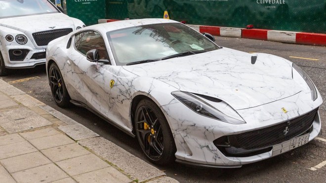 Bộ dạng của chiếc si&ecirc;u xe Ferrari 812 Superfast bọc vỏ trong giống cẩm thạch