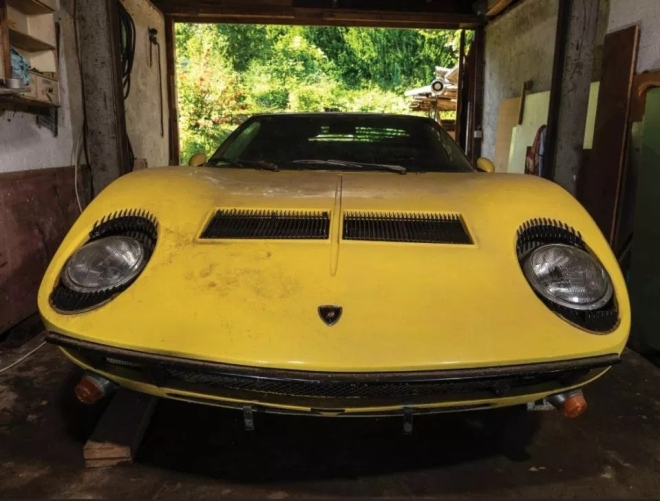 Chiếc si&ecirc;u xe Lamborghini Miura 1969 được k&ecirc; gạch b&ecirc;n dưới b&aacute;nh trước